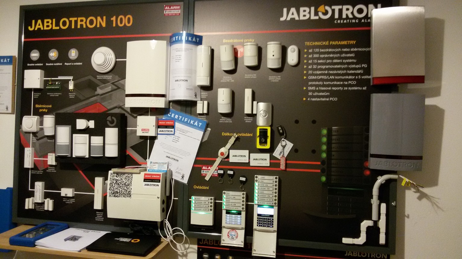 Profesionální předváděcí panel JABLOTRON pro zabezpečení objektů