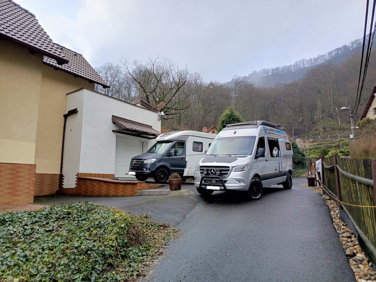 Prezentace a kompletní dodání vč. instalace LED světel LAZER, HELLA, SKYLED do náročného terénu - pro pracovní stroje a servisní dodávková, expediční vozidla vč. střešních LED ramp. Vše rádi před dodáním předvedeme v praxi. Nejen v katalogu.