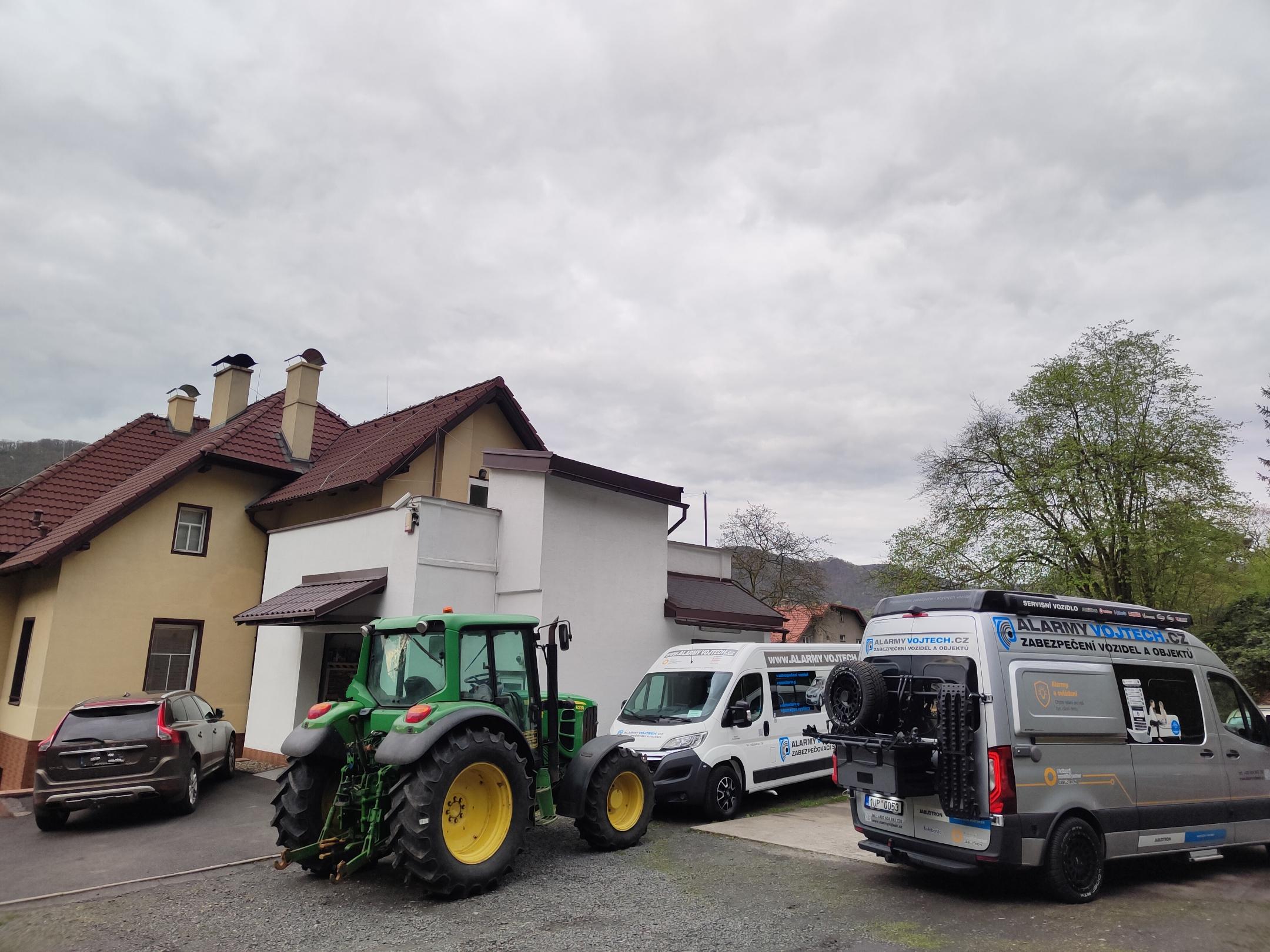 Profesionální servisní vozidlo MB SPRINTER HYMER S 600 FREE. Možnost externí instalace vč. vlastního napájení 12/230V pro PC / el. stroje a nářadí / WC a případného noclehu pokud to bude nutné