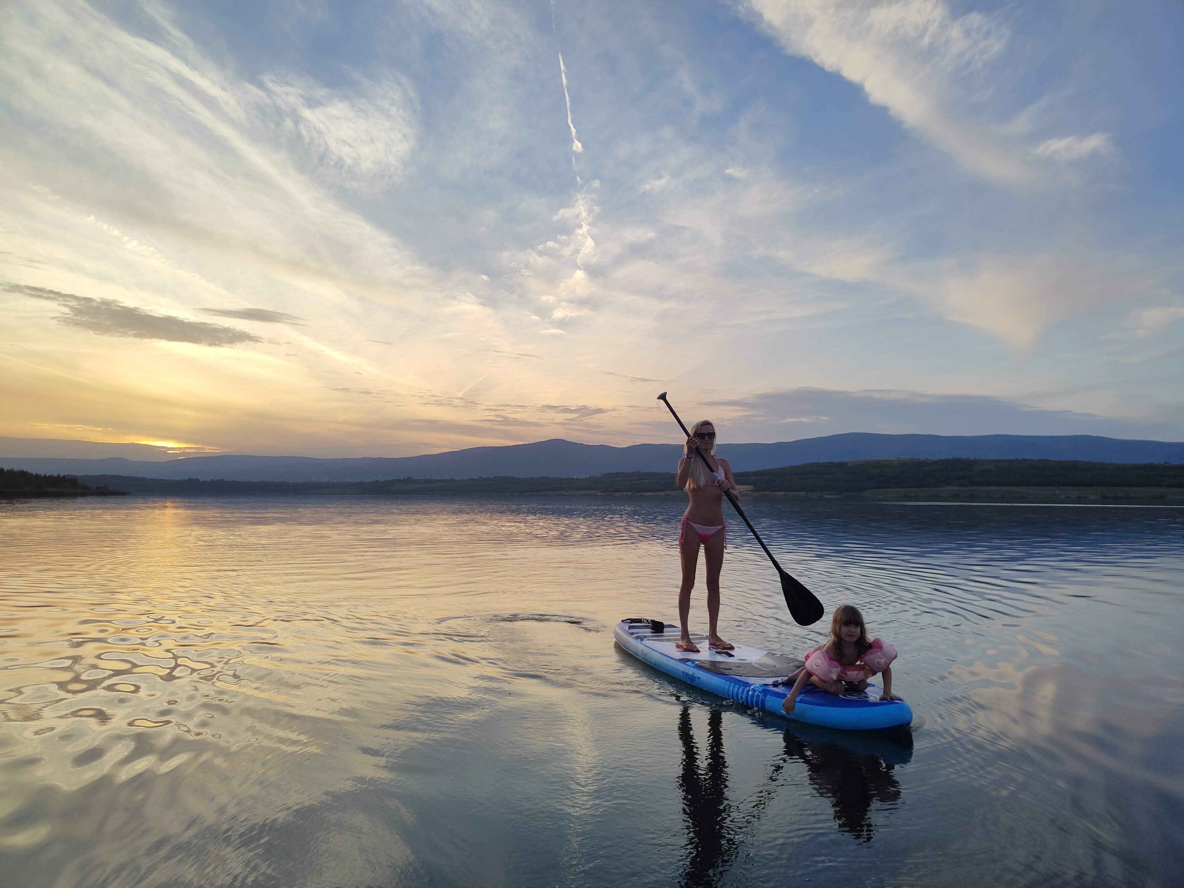 11 Jezero Milada - do 15 minut vozem - možnost zaparkovat KARAVAN a přespat na parkovišti nad jezerem